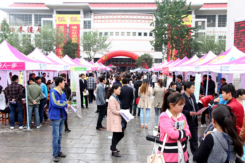 4月12日毕业生双向选择洽谈会1.jpg