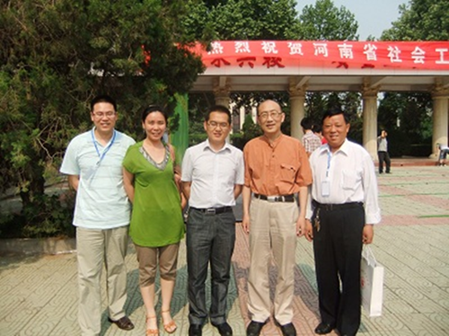 我校教师与中国社会工作教育协会副会长徐永祥合照留念_副本.png