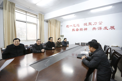 副校长蒋志民察看新学期教职工出勤2.jpg