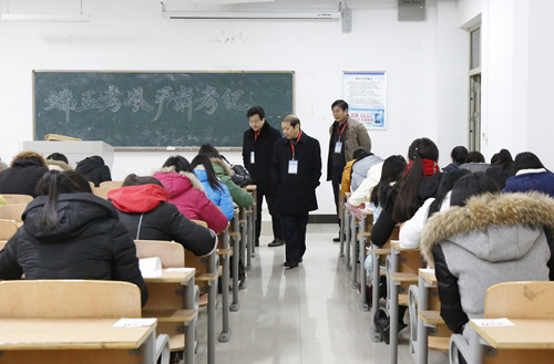 0111校领导视察考场介书记.jpg