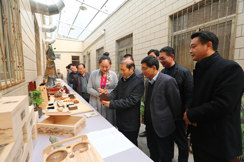1116应用技术大学联盟来校考察实地.jpg