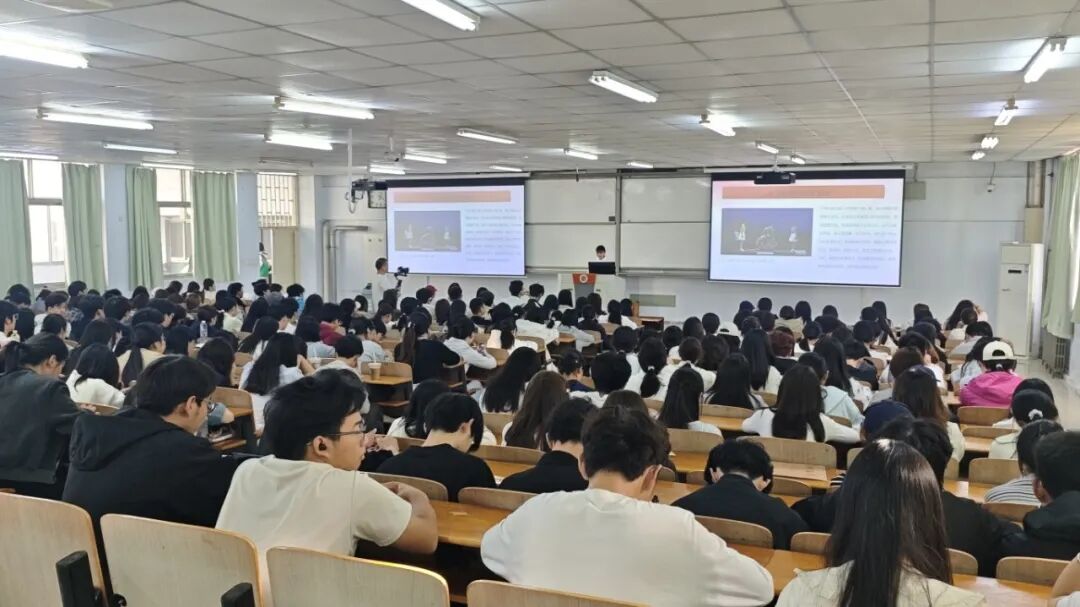 会议室里的人们描述已自动生成 会议室里的人们描述已自动生成