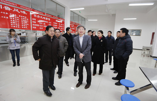 校领导察看新学期开学准备工作1.jpg