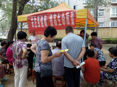 社会实践团队为社区居民们开展健康检测公益活动_副本.jpg