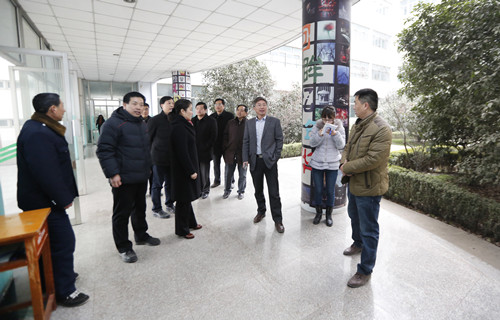 校领导察看新学期开学准备工作2.jpg