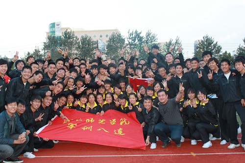 体育学院获一等奖后的喜悦_副本.jpg