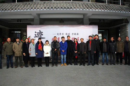 1211美术学院领导与同学合影_副本.jpg