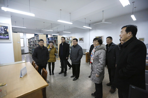 副校长蒋志民察看新学期教职工出勤1.jpg