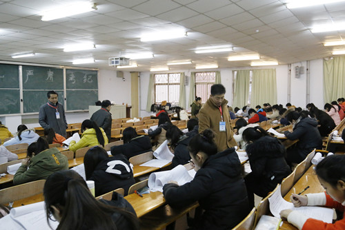 0111校领导视察考场司林胜.jpg