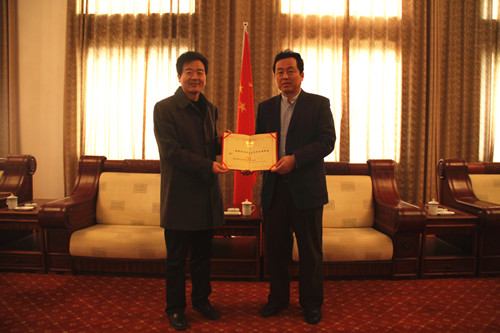 陈向炜为南京师大江沛颁聘书.jpg