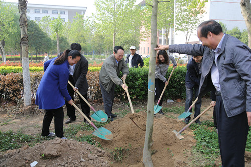 王瑞平参加校友林植树活动修改.jpg