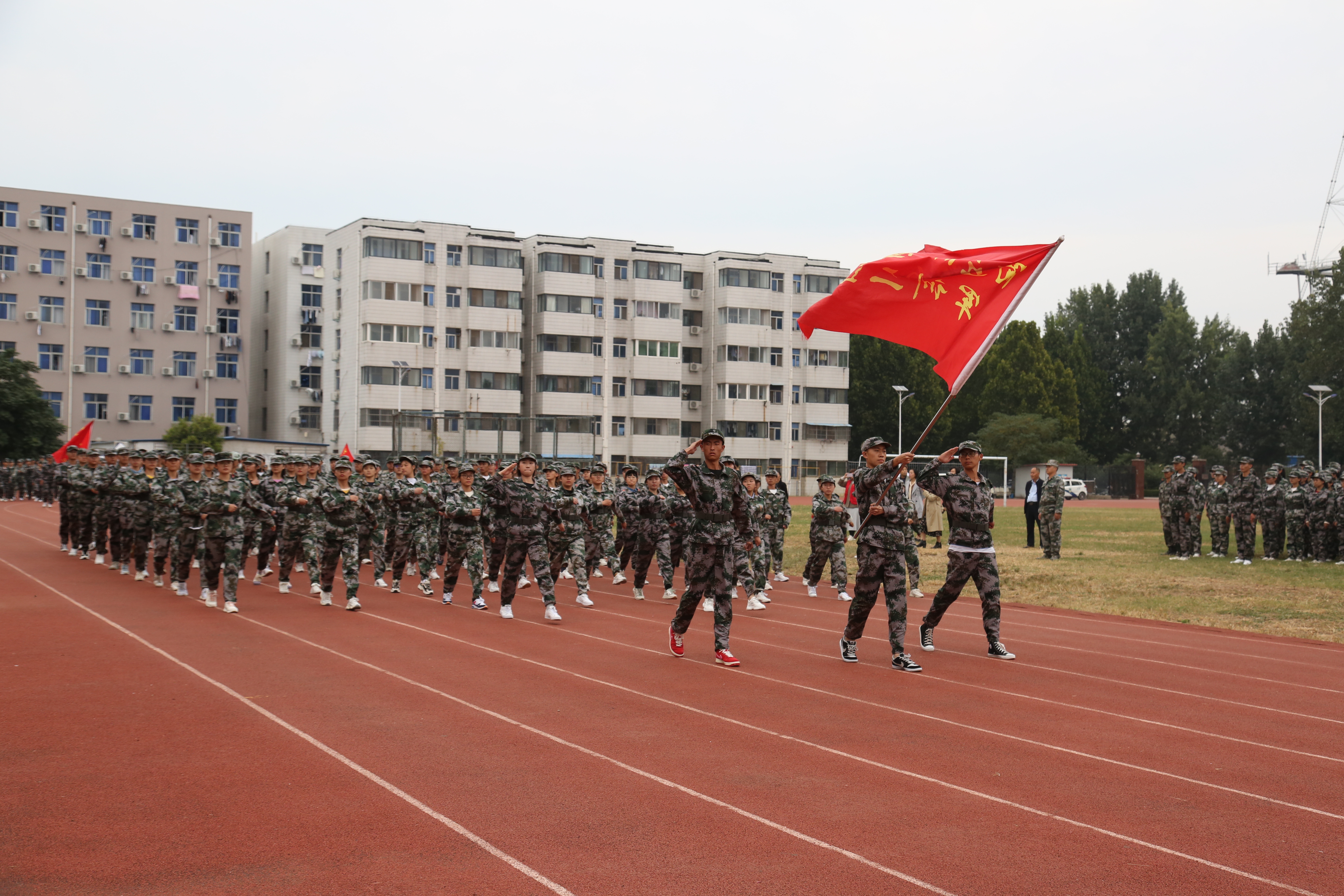 传递爱心、携手同行--我校关工委赴承德丰宁参加北京教育系统关工委军训服装捐赠仪式-北京物资学院新闻中心