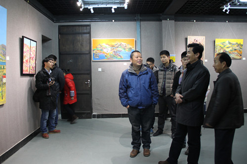 1202校工会主席李中华参观画展_副本.jpg