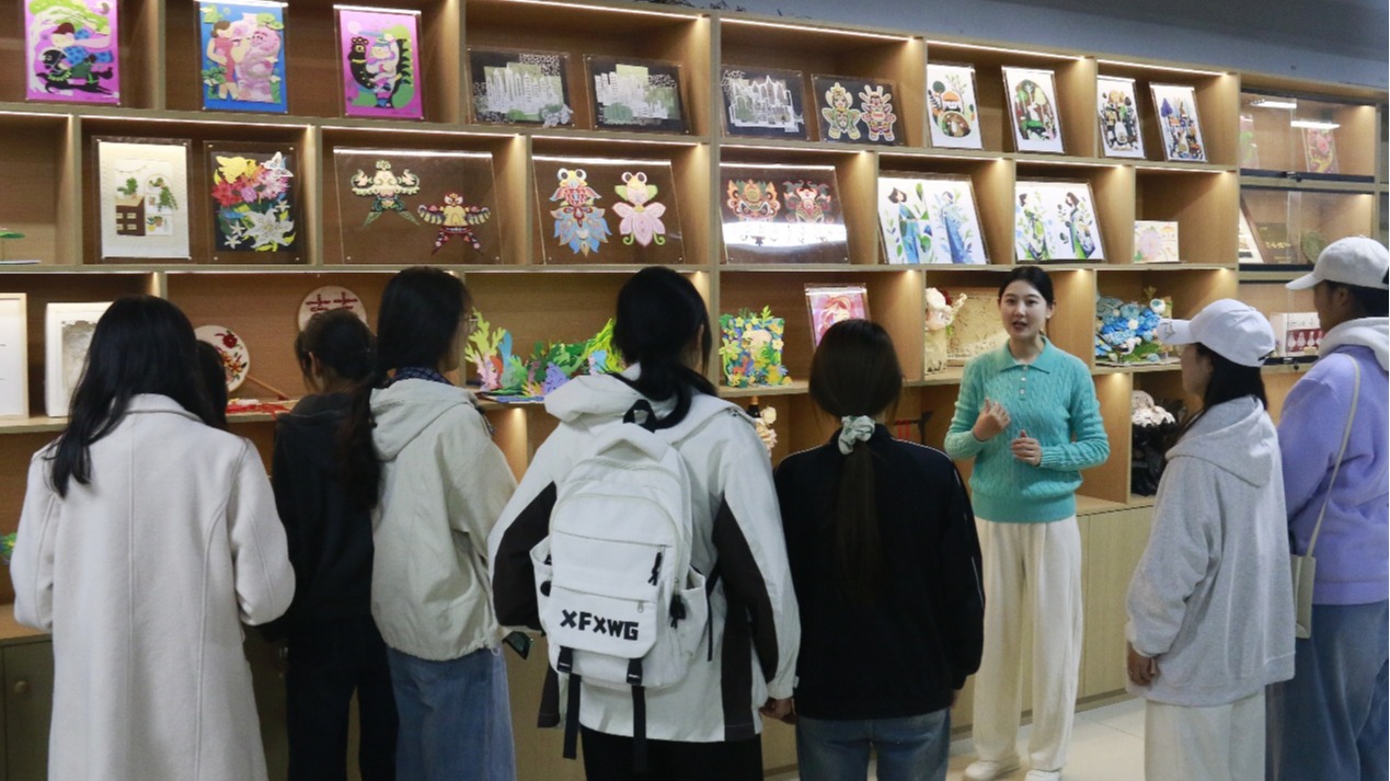 一群人站在草地上AI 生成的内容可能不正确。