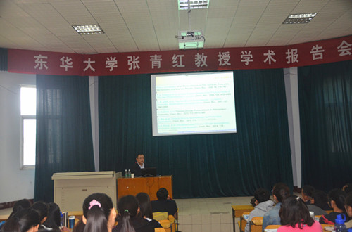 张青红教授作学术报告.jpg