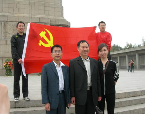 李林书记与新党员柴晓辉、赵嫚同志_副本.jpg